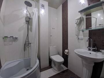 Фото номера Трехместный номер с балконом Отель Shino Hotel г. Гудаури 7