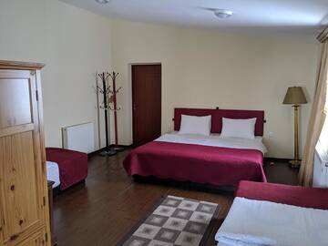 Фото номера Четырехместный номер с балконом Отель Shino Hotel г. Гудаури 2