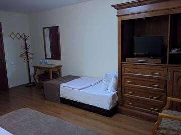 Фото номера Трехместный номер с балконом Отель Shino Hotel г. Гудаури 4