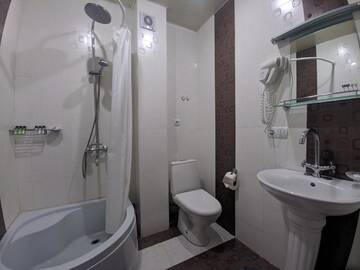 Фото номера Трехместный номер с балконом Отель Shino Hotel г. Гудаури 3
