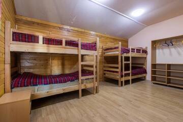 Фото номера Кровать в общем 6-местном номере для мужчин и женщин Хостелы Snow House г. Гудаури 4