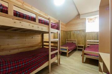 Фото номера Кровать в общем 4-местном номере для мужчин и женщин Хостелы Snow House г. Гудаури 4