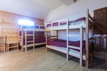 Фото номера Кровать в общем 6-местном номере для мужчин и женщин Хостелы Snow House г. Гудаури 4