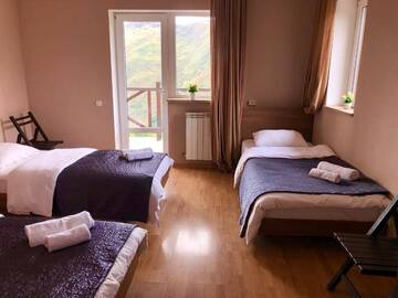 Фото номера Трехместный номер с балконом Гостевой дом Veranda Hotel г. Гудаури 18