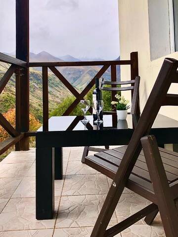 Фото номера Трехместный номер с балконом Гостевой дом Veranda Hotel г. Гудаури 7
