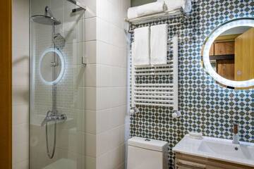 Фото номера Стандартный номер с кроватью размера &quot;king-size&quot; Отель Best Western Gudauri г. Гудаури 7