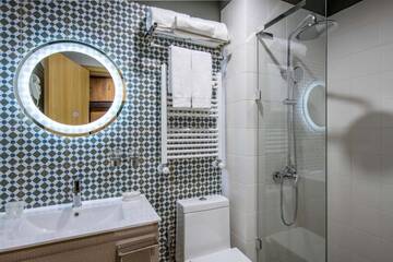 Фото номера Стандартный номер с кроватью размера &quot;king-size&quot; Отель Best Western Gudauri г. Гудаури 8