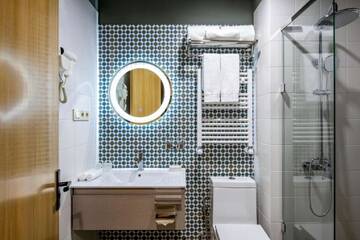 Фото номера Стандартный номер с кроватью размера &quot;king-size&quot; Отель Best Western Gudauri г. Гудаури 6