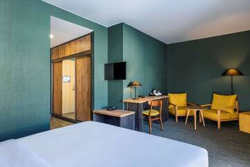Фото номера Улучшенный номер с кроватью размера «king-size» Отель Best Western Gudauri г. Гудаури 3