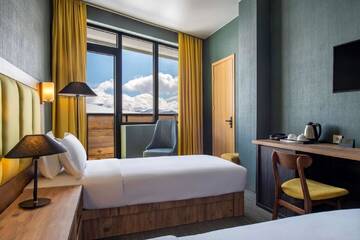 Фото номера Семейный номер с видом на горы Отель Best Western Gudauri г. Гудаури 9