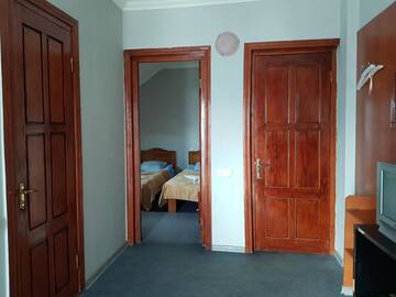 Фото номера Стандартный семейный номер Гостевой дом Hotel Shele г. Гудаури 5