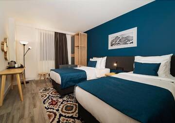 Фото номера Двухместный номер с 2 отдельными кроватями Отель Gudauri Lodge г. Гудаури 2