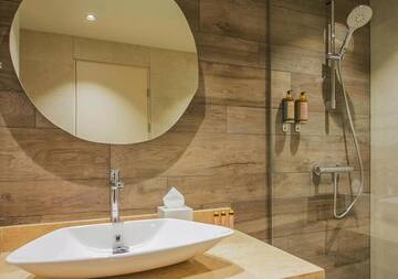 Фото номера Двухместный номер с 2 отдельными кроватями Отель Gudauri Lodge г. Гудаури 4