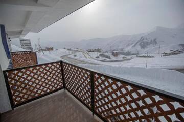 Фото номера Двухместный номер с 1 кроватью и видом на горы Отель Snow Rooms Hotel г. Гудаури 14