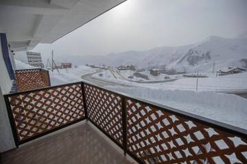 Фото номера Двухместный номер с 1 кроватью и видом на горы Отель Snow Rooms Hotel г. Гудаури 7